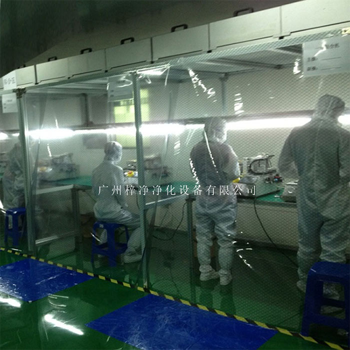 工作人員在潔淨棚進行作業(ye) 