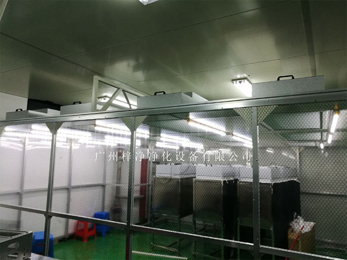 鋁合金方通製作的萬(wan) 級潔淨棚,安裝方便,維護簡單。