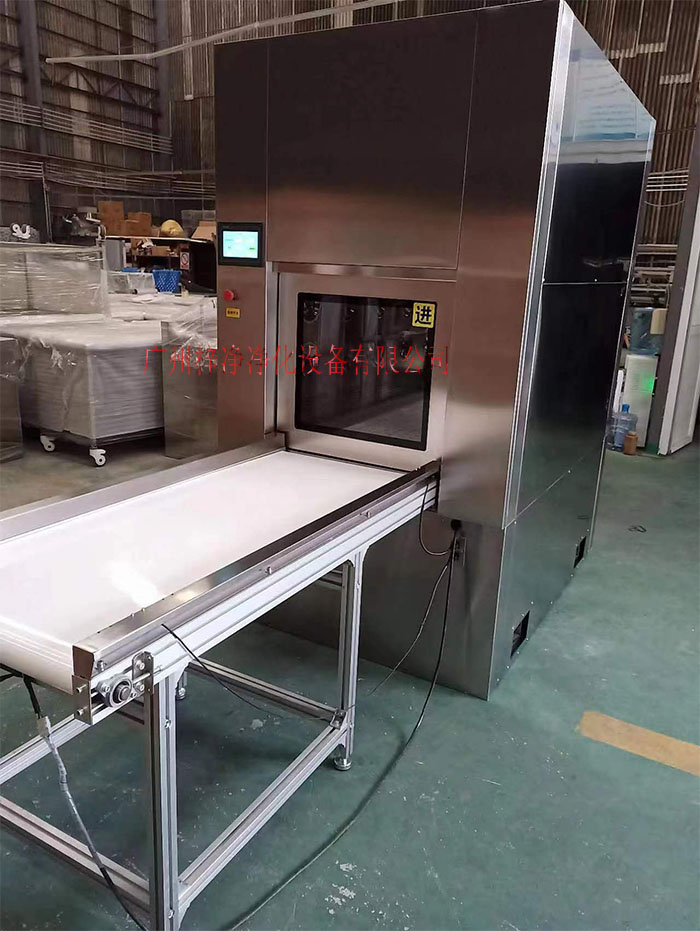 輸送帶傳(chuan) 遞窗還可吹淋被傳(chuan) 遞物品的表麵，防止物品可能攜帶塵埃進入潔淨室。