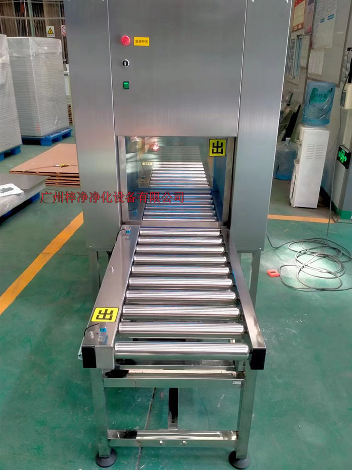輸送帶傳(chuan) 遞窗的製作法於(yu) 其它傳(chuan) 遞窗不一樣，輸送線傳(chuan) 遞窗下麵加了條流水線，上層要傳(chuan) 遞貨物。