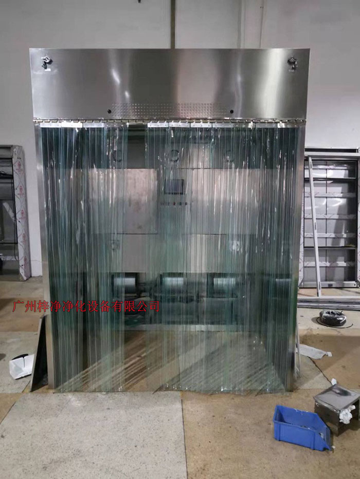 潔淨層流采樣車具體(ti) 要求；從(cong) 室內(nei) 空氣經過初效過濾器，從(cong) 高效空氣過濾器出風，配無隔板高效過濾器過濾效率為(wei) ：99.99@0.3μm和G4級初效過濾器，確保淨化級別，靜態100級美聯邦209E標準；