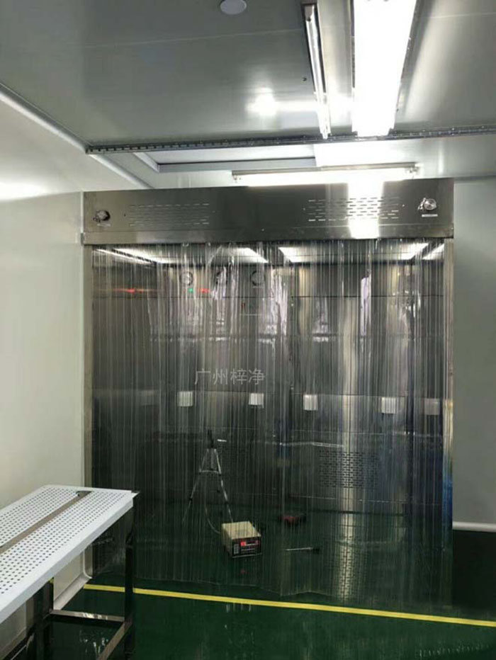 負壓稱量罩負壓稱量室內(nei) 空氣經初效過濾器、中效過濾器，由離心風機壓入靜壓箱，在經高效過濾器後從(cong) 氣流擴散送風單元出風麵吹出